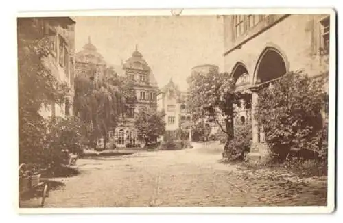 Fotografie unbekannter Fotograf, Ansicht Heidelberg, der Schlossplatz im Schloss Heidelberg