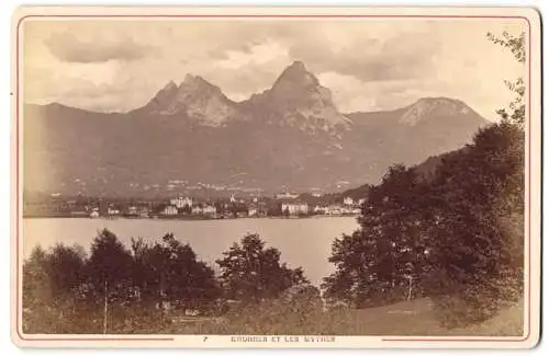 Fotografie A. Garcin, Geneve, Ansicht Brunnen, Blick nach der Stadt mit den Mythen