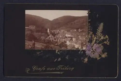 Fotografie unbekannter Fotograf, Ansicht Triberg, Blick nach der Stadt mit Kirche, Trockenblumen