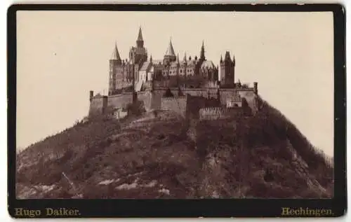 Fotografie Hugo Daiker, Hechingen, Ansicht Bisingen, Blick nach der Burg Hohenzollern, Stammburg des Fürstengeschlechts