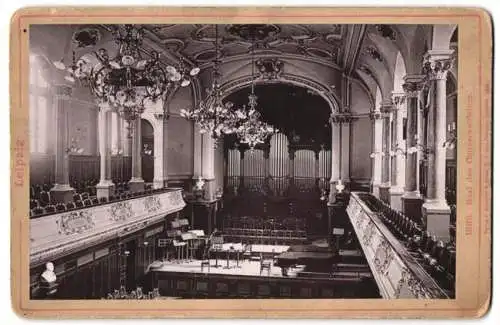 Fotografie Römmler & Jonas, Dresden, Ansicht Leipzig, blick in den Saal des Conservatorium, Orgel und Flügel auf Bühne