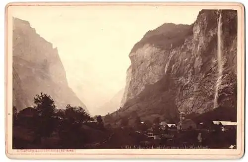 Fotografie A. Gabler, Interlaken, Ansicht Lauterbrunnen, Ortpartie mit dem Staubachfall
