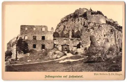 Fotografie J. Otto, Singen, Ansicht Singen, die Festungsruine auf dem Hohentwiel