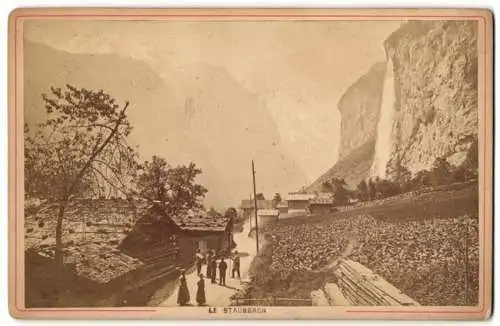 Fotografie A. Garcin, Geneve, Ansicht Lauterbrunnen, Partie im Ort mit dem Staubbach Wasserfall