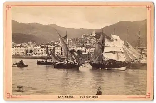 Fotografie unbekannter Fotograf, Ansicht San-Remo, Blick über den Hafen mit Segelschiffen nach der Stadt