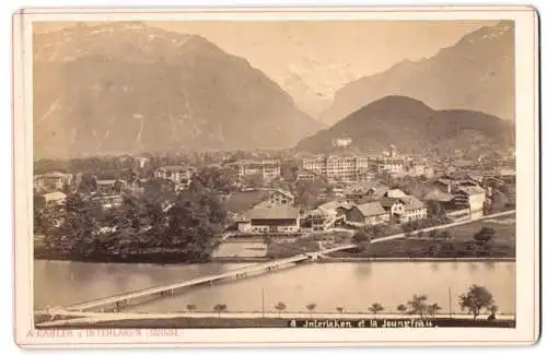 Fotografie A. Gabler, Interlaken, Ansicht Interlaken, Blick auf die Stadt mit der Jungfrau