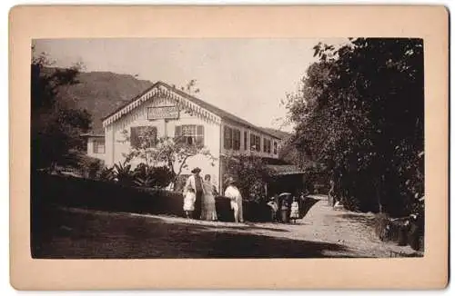 Fotografie unbekannter Fotograf, Ansicht Rio de Janeiro, das Hotel Jourdain im Nationalpark Tijuca