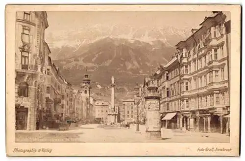 Fotografie Fritz Gratl, Innsbruck, Ansicht Innsbruck, Blick in die Maria-Theresienstrasse mit Litfasssäule, Strassenbauer