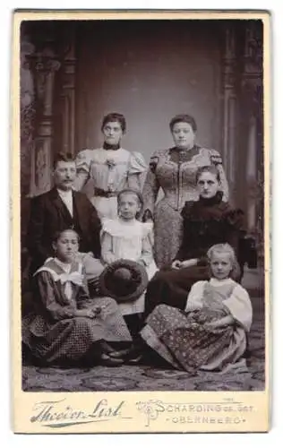 Fotografie Theodor List, Schaerding, Mutter und Vater mit ihren vier Töchtern und Tante im Atelier
