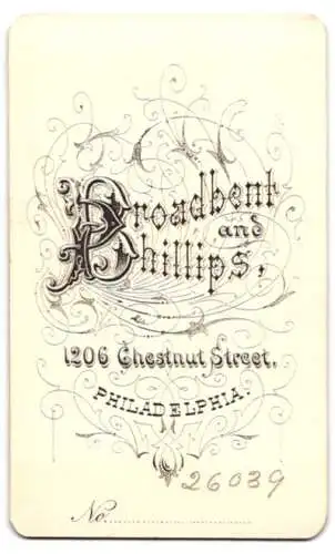 Fotografie Broadbent & Phillips, Philadelphia / PA, hübsches junges Mädchen im weissen Kleid mit Spitzenkragen