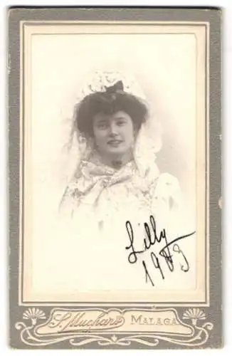 Fotografie S. Muchart, Malaga, hübsche junge Frau Lilly in Tuch gehüllt, 1909