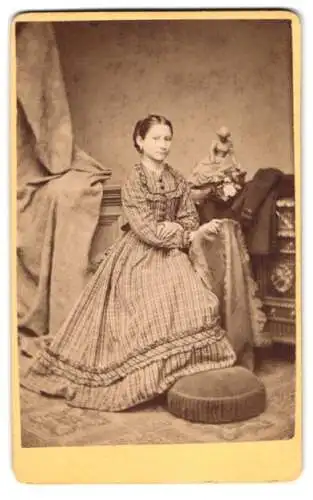 Fotografie C. Bregazzi, Langensalza, hübsche junge Frau im karierten Kleid posiert im Atelier