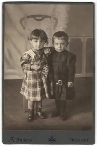 Fotografie Al. Kasper, Frydlant / N. Ostr., zwei niedliche kleine Kinder in karierten Kleidern