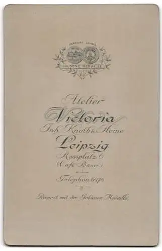 Fotografie Atelier Victoria, Leipzig, zwei junge Knaben in Matrosenanzügen mit Strohhut