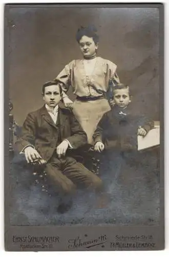 Fotografie Ernst SChumacher, Schwerin, Mutter mit ihren beiden Söhnen im Atelier
