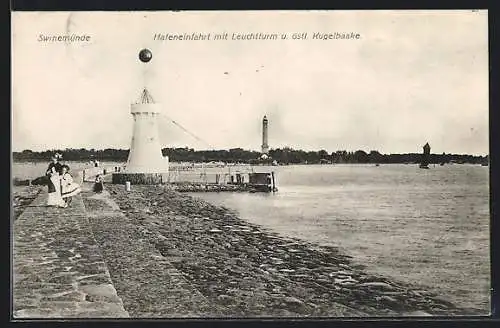 AK Swinemünde, Hafeneinfahrt mit Leuchtturm und östlicher Kugelbaake