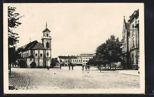 AK Lundenburg N. D., Platz mit Kirche