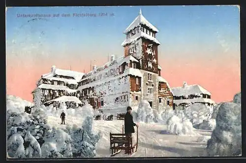 AK Fichtelberg i. Erzgeb., Unterkunftshaus im Winter, Bergwirt W. Hieke, Gast mit Schlitten