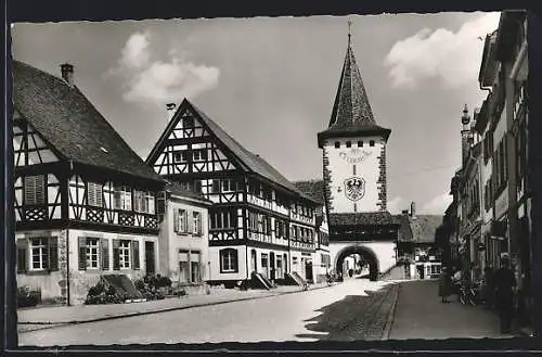 AK Gengenbach /Schwarzwald, Victor Kretz-Strasse am Tor mit Geschäft