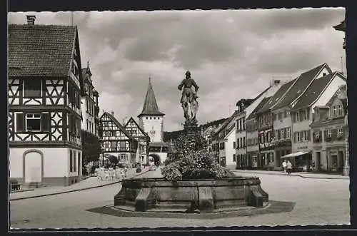 AK Gengenbach /Schwarzwald, Marktbrunnen mit Obertor