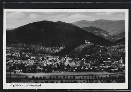AK Gengenbach /Schwarzwald, Teilansicht mit Bergen