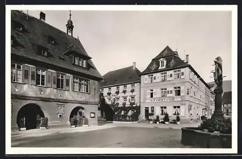 AK Haslach / Kinzigtal, Teilansicht mit Rathaus und Brunnen