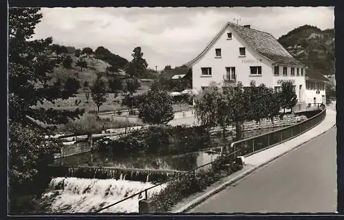 AK Oberharmersbach-Riersbach /Schwarzw., Gasthaus-Pension Forelle A. Kempf, mit Wehr