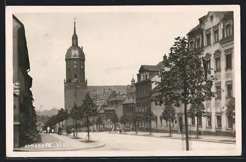 AK Annaberg / Erzg., Strasse an der St. Annenkirche