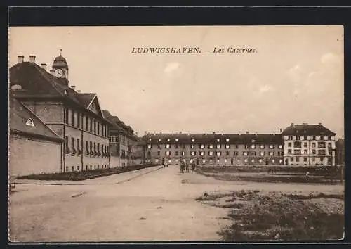 AK Ludwigshafen / Rhein, Kasernen mit Hof
