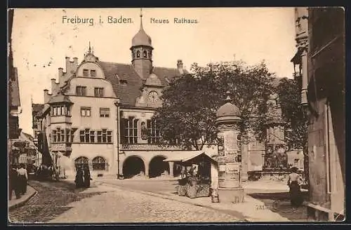 AK Freiburg /Baden, Neues Rathaus, Ortspartie mit Litfasssäule und Strasse