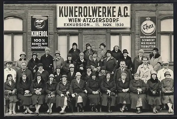 Foto-AK Wien-Atzgersdorf, Exkursion der Belegschaft der Kunerolwerke AG 1930