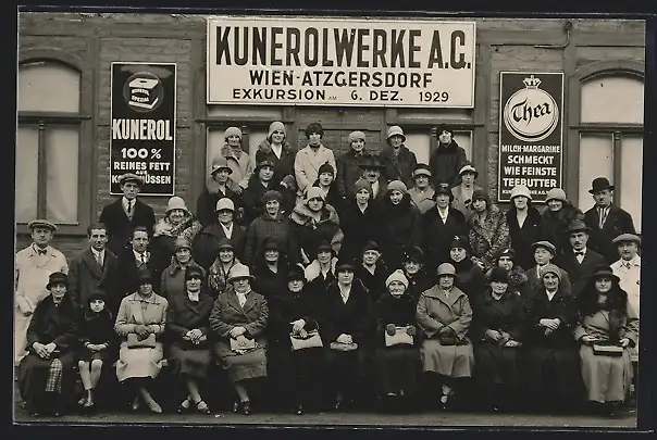 Foto-AK Wien-Atzgersdorf, Exkursion der Belegschaft der Kunerolwerke AG 1929