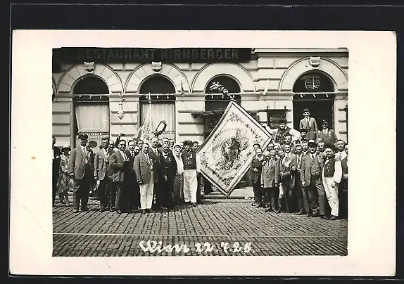 Foto-AK Wien, Restaurant Kirnberger, Verein mit Fahnen, Burggasse 2