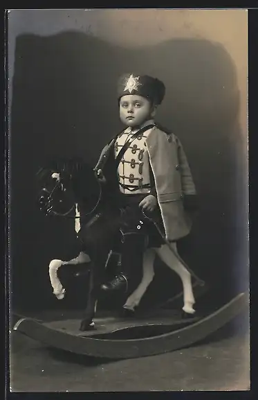 AK Knabe in Husaren-Uniform auf Schaukelpferd