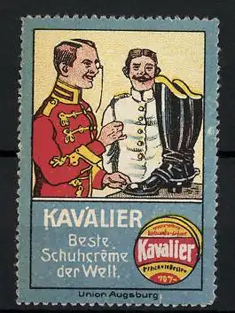 Reklamemarke Kavalier ist beste Schuhcreme der Welt, zwei Soldaten begutachten geputzte Stiefel