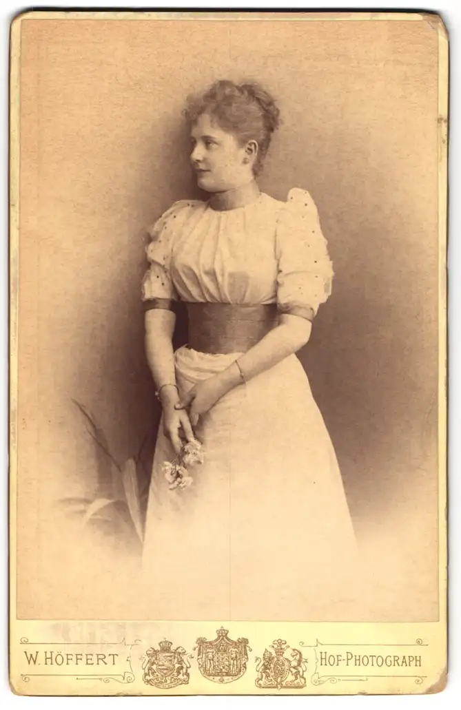 Fotografie W. Höffert, Berlin, Unter den Linden 24, Junge Dame mit Blumen