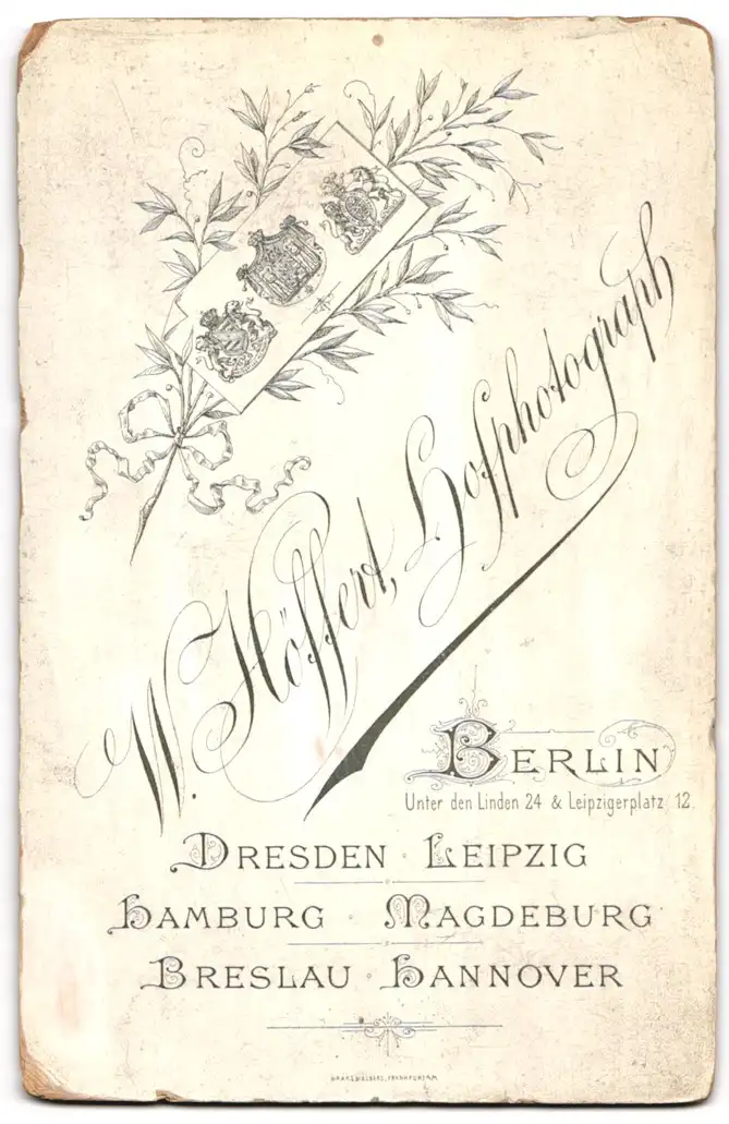 Fotografie W. Höffert, Berlin, Unter den Linden 24, Junge Dame mit Blumen