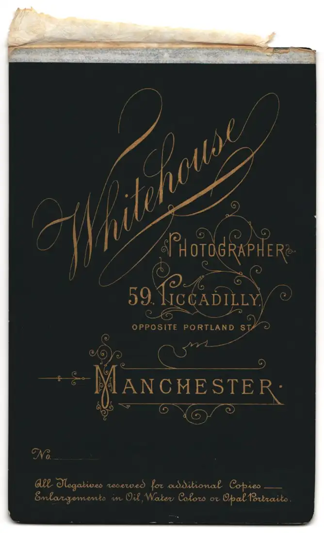 Fotografie Whitehouse, Manchester, 59 Piccadilly, Dame im eleganten Kleid