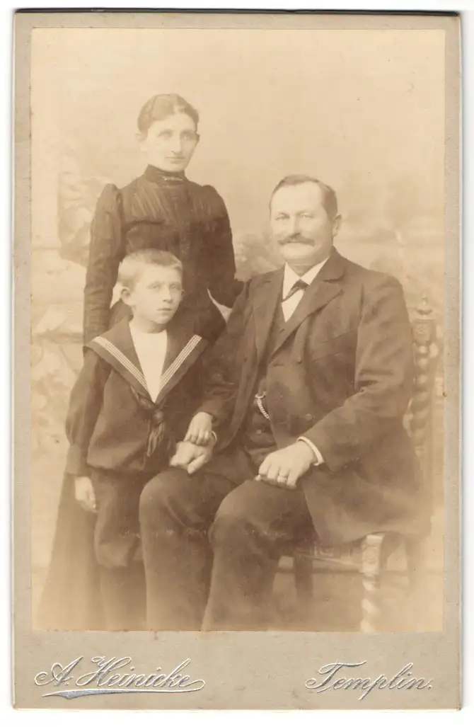 Fotografie A. Heinicke, Templin, Bürgerliche Familie, Knabe im Matrosenanzug