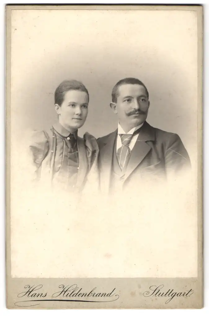 Fotografie Hans Hildenbrand, Stuttgart, Bürgerlicher Herr mit Schnurrbart, Dame im Kleid