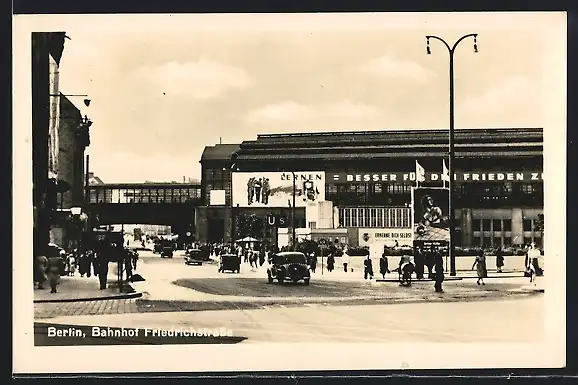 AK Berlin, Bahnhof Friedrichstrasse mit Passanten