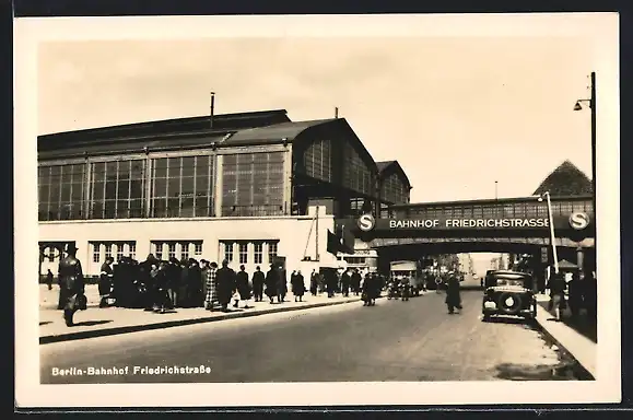 AK Berlin, Passanten am Bahnhof Friedrichstrasse
