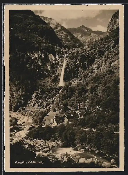 AK Foroglio /Val Bavona, Dorf mit Wasserfall