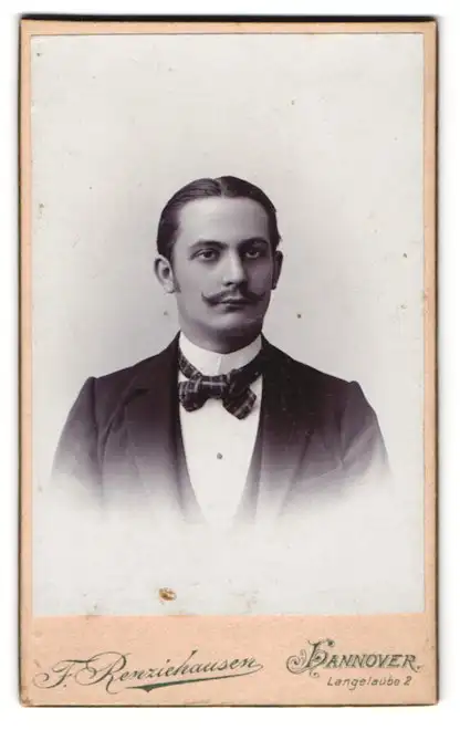 Fotografie F. Renziehausen, Hannover, Langelaube 2, Eleganter Herr mit Oberlippenbart