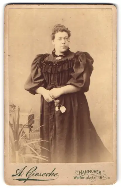 Fotografie A. Giesecke, Hannover, Welfenplatz 16 A, Junge Dame im Rüschenkleid