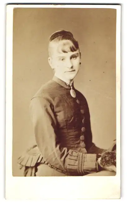 Fotografie Miss M. Downing, London, 356, Holloway Road, Junge Dame in zeitgenössischer Kleidung