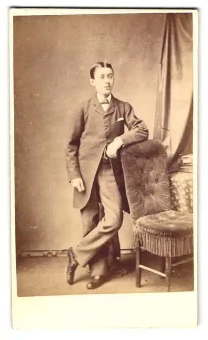 Fotografie Bartlett & Comp, London, 185, Battersea Park Road, Junger Herr in modischer Kleidung