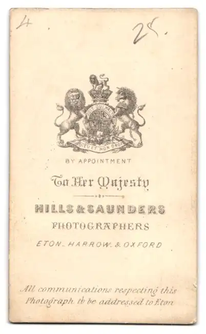 Fotografie Hills & Saunders, Eton, Junger Herr im Anzug mit Krawatte