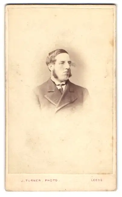 Fotografie J. Turner, Leeds, Chrmanter Herr mit Koteletten