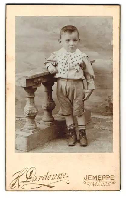Fotografie H. Dardenne, Jemeppe-s-Meuse, Kleiner Junge in modischer Kleidung
